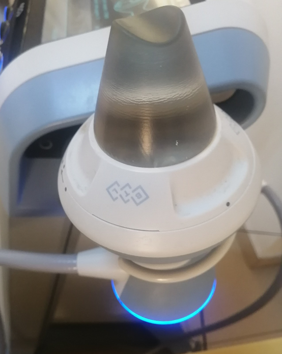Device applicator with silicone pad (diameter: 15–20 mm).